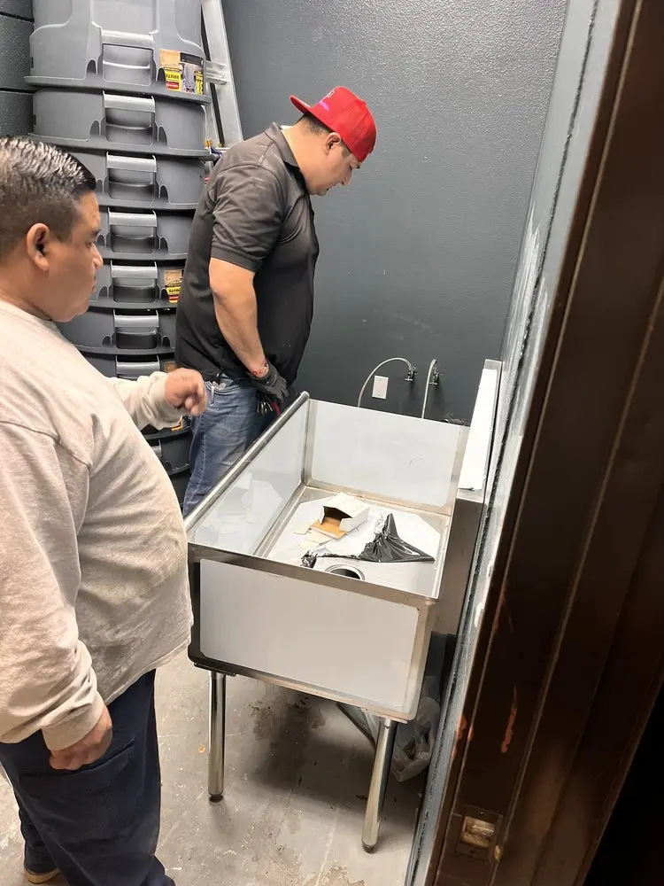 Commercial plumbing and sink installation in Valencia del Valle